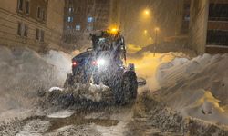 Yüksekova Belediyesi ekipleri kar ve tipiye karşı seferber oldu