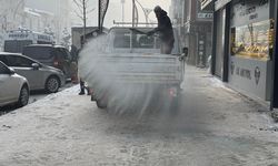 Yüksekova’da Buzlanmaya Karşı Tuzlama ve Kar Temizleme Çalışmaları Sürüyor