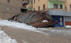 Şemdinli’de Şiddetli Rüzgâr Çatı Uçurdu: Zincir Market Zarar Gördü