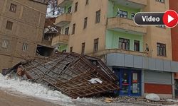 Şemdinli’de kar kütlesine dayanamayan çatı çöktü