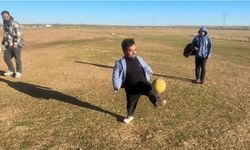 Boyu kısa ama yeteneği büyük: Mesafe tanımadan futbol topuyla her hedefi tutturuyor