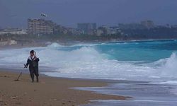 Define avcıları fırtınada iş başında: Dev dalgaların vurduğu sahilde dedektörle arama yaptılar
