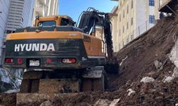 İstinat duvarı çöken sitedeki 4 dairede hasar oluştu