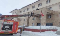 Yüksekova'da İlk Ders Zili Öncesi Okullarda Kar Temizliği