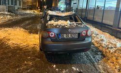 Ağrı’da çatıdan düşen kar ve buz kütlesi araca zarar verdi