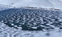 Nazik Gölü’nün donan yüzeyi görsel şölen sunuyor