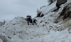 Hakkâri’de çığ düştü: Öğrenci servisi yolda kaldı