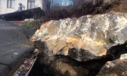 Dev kaya parçası evin çatısına düştü