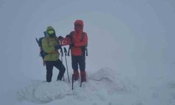 Dağcılar Bubi Dağı’na kış tırmanışı yaptı, zirvede kar mağarası oluşturdu