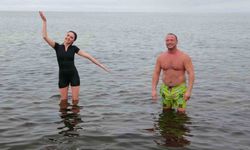Dondurucu soğukta Van Gölü’nde yüzdüler