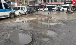 Yüksekova’da sağanak yağış su birikintilerine neden oldu