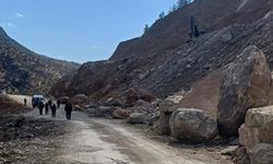 Şemdinli - Derecik yoluna heyelan indi