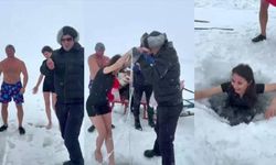Kars’ta bir kadın Çıldır Gölü’nün buz gibi suyuna girdi
