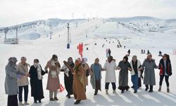 Kursiyer kadınlar kızakla kayıp halay çekmenin keyfini çıkardı