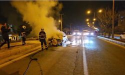 Mardin’de seyir halindeki otomobil alevlere teslim oldu