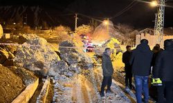 Hakkari’de Yola Dev Kayalar Düştü: Facianın Eşiğinden Dönüldü