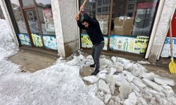 Yüksekova’da Buz Mesaisi: Esnaf İş Yerlerinin Önünü Temizliyor