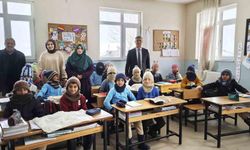 Niğdeli kadınlar Ahlatlı köy çocuklarının içini ısıttı