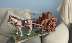 Hakkari'de konuşma ve işitme engelli vatandaş, atıkları sanata dönüştürüyor