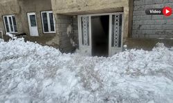 Yüksekova’da Çatıdan Düşen Kar Kütlesi 4 Dükkana hasar verdi