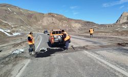Hakkari - Van karayolunda tehlike oluşturan çukurlar kapatılıyor