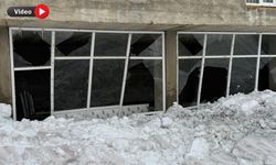 Yüksekova’da Çatıdan Düşen Kar Kütlesi 4 Dükkana hasar verdi