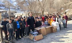 Özel gereksinimli 100 öğrenciye kışlık bot hediye edildi