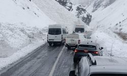 Hakkari-Van-Şırnak Karayoluna Çığ Düştü!
