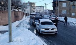 Dondurucu soğuklar sonrası Hakkari’de yollar buz tuttu