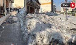 Her Gün Yüzlerce Kişinin Kullandığı Cami Önü Buz Pistini Aratmıyor