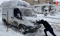 Yüksekova’da kar yağışı hayatı felç etti
