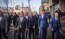 Bakan Yardımcısı Ali Çelik, Yüksekova esnafıyla vedalaştı