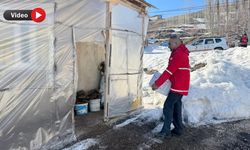 Yüksekova’da Kızılay Gönüllüleri köy köy dolaşarak ihtiyaç sahiplerine ulaşıyor