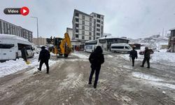 Yüksekova Otogarı’nda Kar Küreme Çalışması Başladı