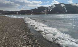 Van’da baraj gölünde donan dalgalar görsel şölen sundu