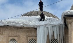 Yüksekova’da tehlikeli kar ve buz mesaisi