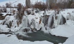 Muradiye Şelalesi mevsimlerin ötesinde bir güzellik