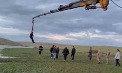 Şanlıurfa’da dere sularına kapılan traktör sürücüsü vinçle kurtarıldı