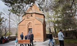 Ahlat’taki türbeye bayramda ziyaretçi akını