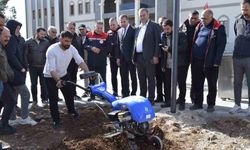 Dicle’de modern bağcılığa yönelik çiftçilere tarım aletleri dağıtıldı