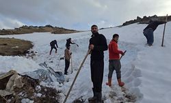 Ağrı Dağı eteklerinde kar depolama mesaisi