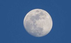 Van Kalesi’nde gökyüzü şöleni: Şişkin ay tarihle buluştu