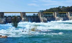Seyhan Barajı’nda kapaklar açıldı: Çağlayan sular Seyhan Nehri ile buluştu