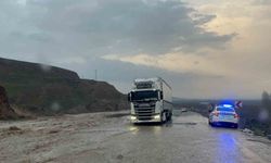 Batman’da yağmur sonrası sulama kanalı taştı: Kara yolu tek şeride düştü