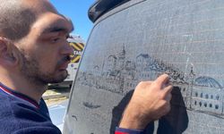 Tozlu araç görünce dayanamıyor, camları sanat eserine dönüştürüyor