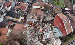 Fatih’te iki bina çöktü: 1 ölü, 10 yaralı