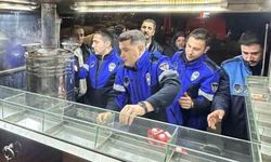 İzmir’de iki bardak çayı 300 liraya satan satıcıların malzemelerine el konuldu