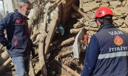 Çatak’ta ahır çöktü: 50 kuzu göçük altında kaldı