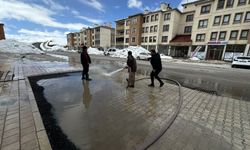 Yüksekova'da Bahar Mesaisi Erken Başladı: Vatandaşlar Sokakları Tazyikli Suyla Yıkadı