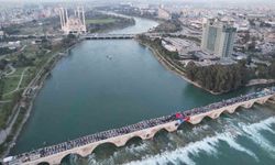 Yüreğir Belediyesi tarihi Taşköprü’de halk iftarı düzenledi